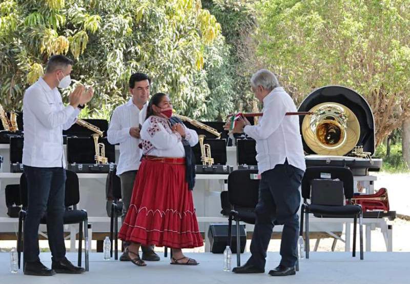 En tierra del México bárbaro, AMLO da banderazo a una Universidad Benito Juárez