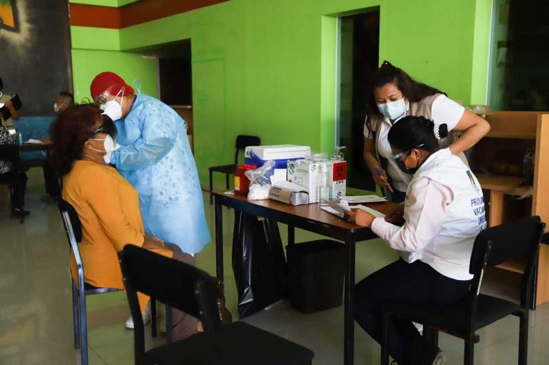 Supervisa Murat Hinojosa módulo de vacunación contra la COVID-19  en la capital oaxaqueña