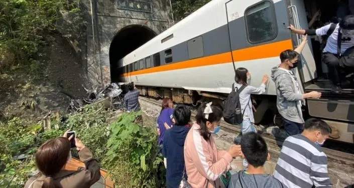 10 muertos y más de 50 heridos al descarrilarse un tren este viernes