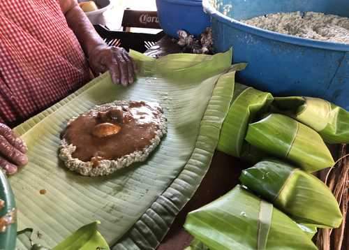 Comer tamal de iguana, una tradición zapoteca en Semana Santa