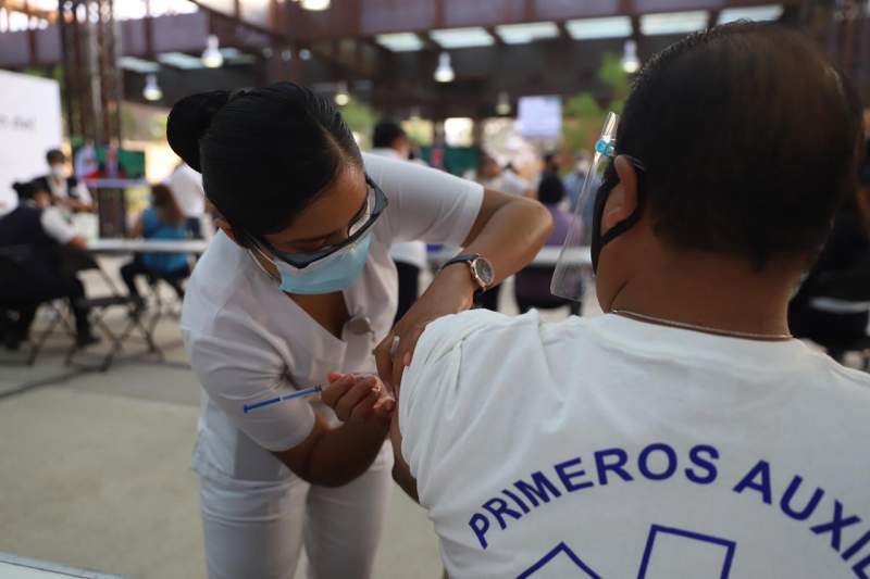Inicia vacunación de educadores en Oaxaca