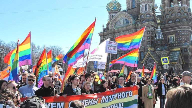 Putin, el macho ruso: prohibió el matrimonio igualitario, cerró el cepo sobre la comunidad LGBT y estableció “la fe en Dios” como valor central