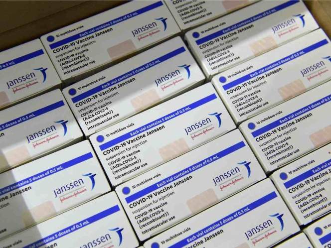 Retrasa J&J entrega de vacunas a Europa tras casos de coágulos