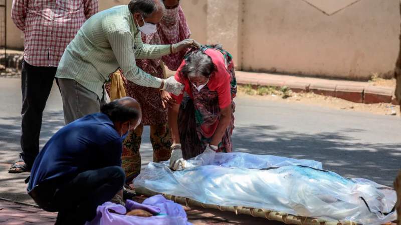 India bate nuevo récord de muertes por COVID-19; alcanza los 254 mil