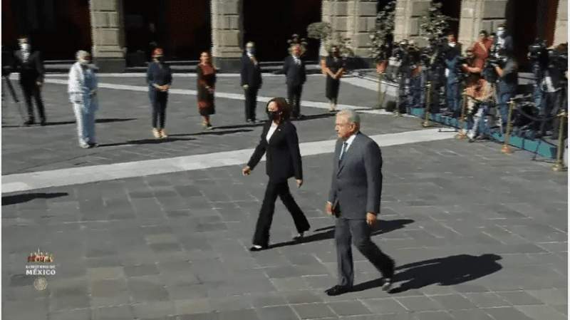 Kamala Harris llega al Palacio Nacional a reunirse con AMLO