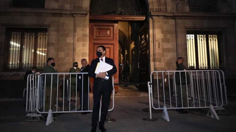 Llega Silvano Aureoles a Palacio Nacional con supuestas pruebas de que Morena es ‘narcopartido’; pide audiencia a AMLO