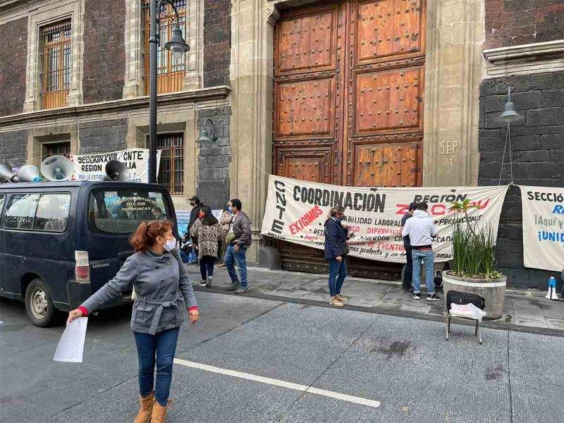 Maestros de la CNTE bloquean accesos a edificio de la SEP