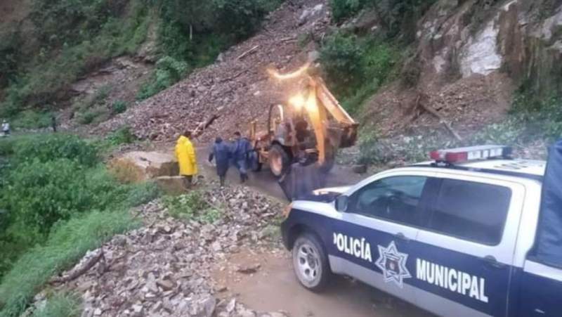 Restablecen paso en carreteras de Oaxaca tras derrumbes por fuertes lluvias