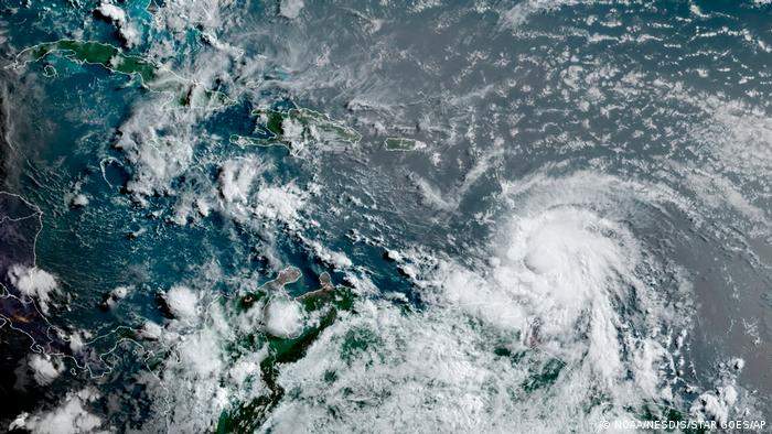 El huracán Elsa sigue amenazando al Caribe