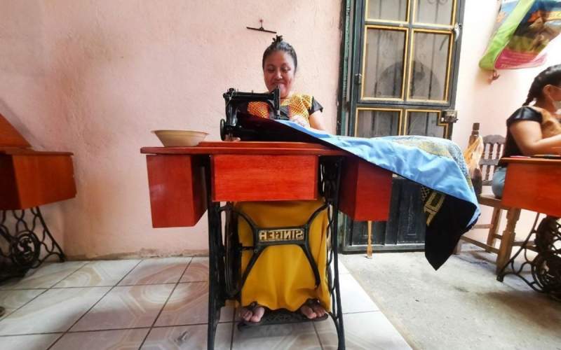 Artesana zapoteca enseña el arte de la cadenilla para que jóvenes hereden este oficio