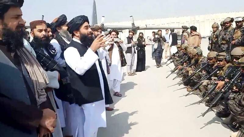 El Talibán celebra la retirada de EE.UU. y toma el control del aeropuerto de Kabul