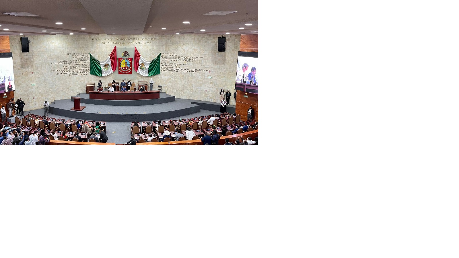 Se instala la 65 legislatura del Congreso de Oaxaca; ciudadanos reclaman “Nos salen muy caros”