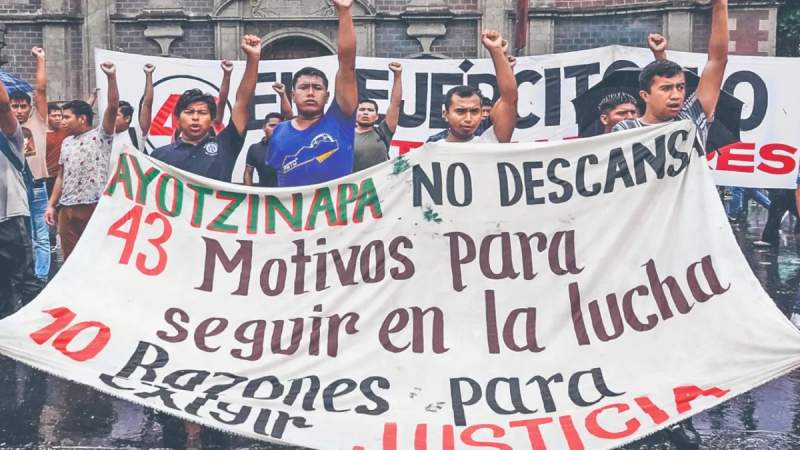 AMLO recibe a los padres de los 43 normalistas de Ayotzinapa, a un año de su último encuentro