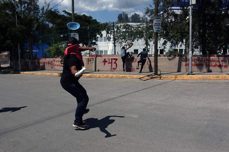 Estudiantes vandalizan Fiscalía de Guerrero e incendian camioneta por los 43 desaparecidos de Ayotzinapa
