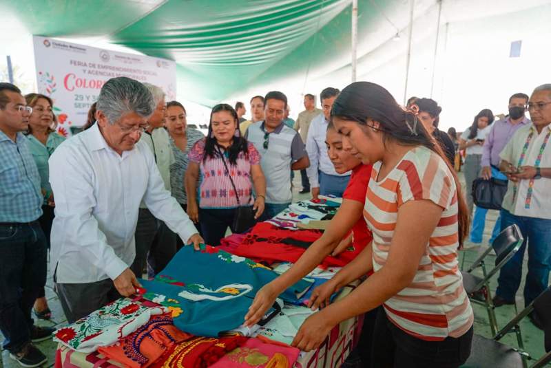 Municipio capitalino realiza la Feria de Emprendimiento Social y de Agencias Municipales «Colores de Oaxaca»
