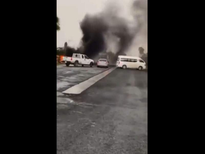 Reportan bloqueos y quema de autos en la carretera Nacional de Nuevo León