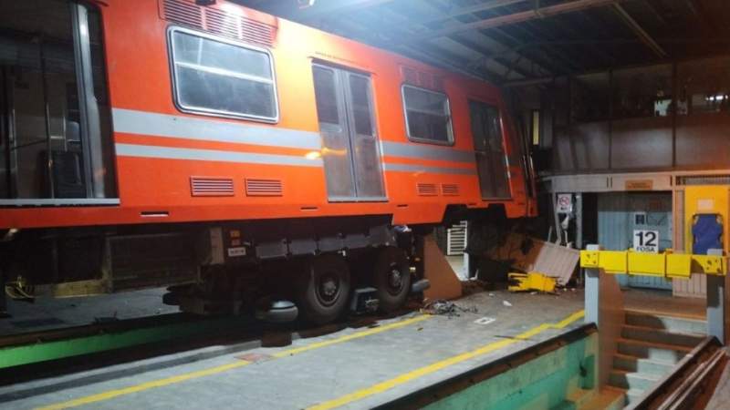 Choca tren del Metro en área de talleres